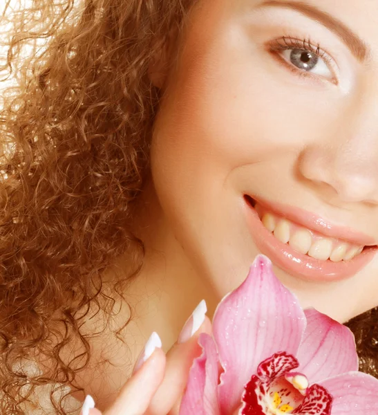 Schöne Frau mit rosa Blume lizenzfreie Stockbilder