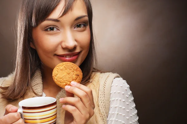 Mujer joven con un pastel y café — Foto de Stock