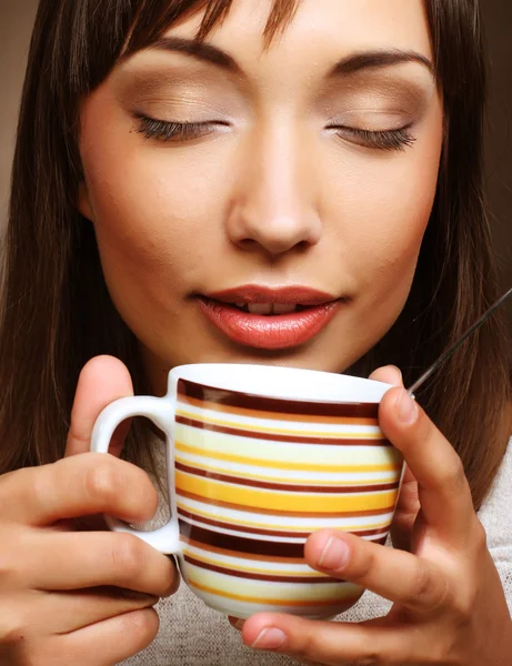 Bella donna che beve caffè — Foto Stock