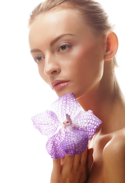 Vers en mooie vrouw met roze bloemen — Stockfoto