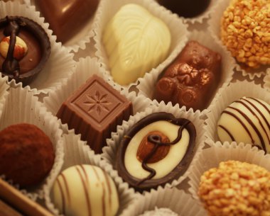 Kutuda çikolatalı şekerler