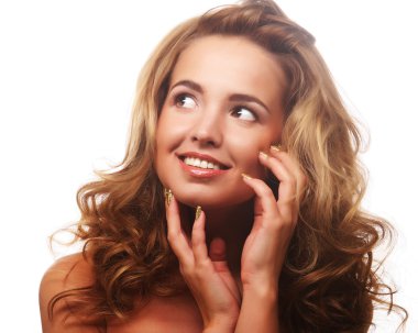 Kıvırcık saçlı güzel bir kadın.