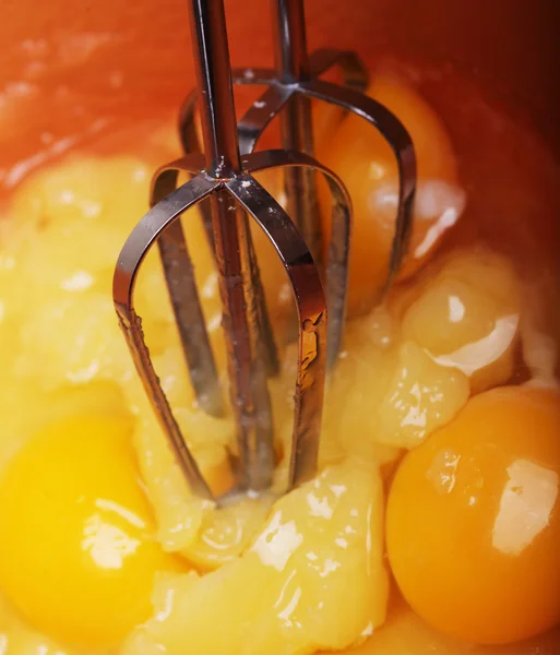 Яйца и сахар в миске для приготовления к выпечке — стоковое фото