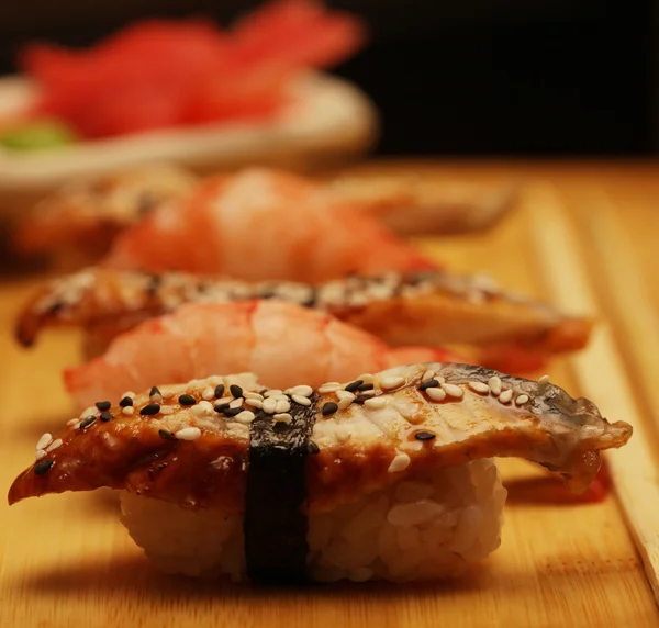 Ιαπωνικό σούσι σε ξύλινη πλάκα — Φωτογραφία Αρχείου