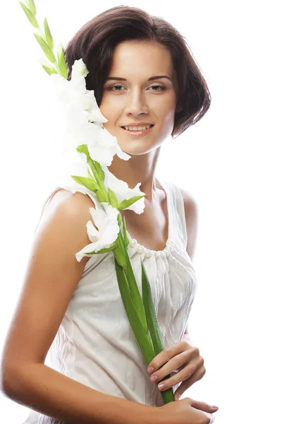 Mujer con flores de gladiolo en las manos — Foto de Stock