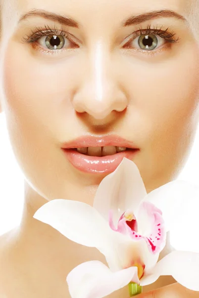 Mooie vrouw met orchidee bloem — Stockfoto