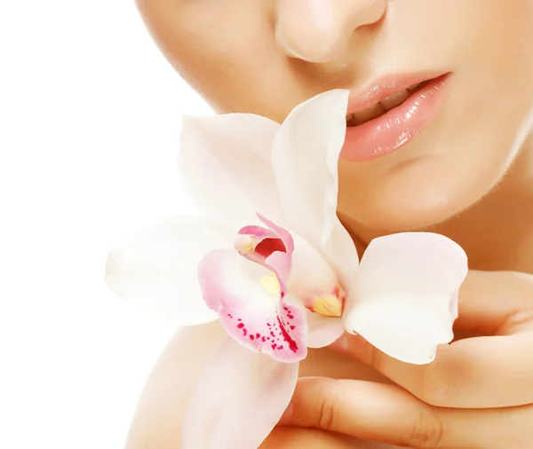 Piękna kobieta z kwiatem orchidei — Zdjęcie stockowe