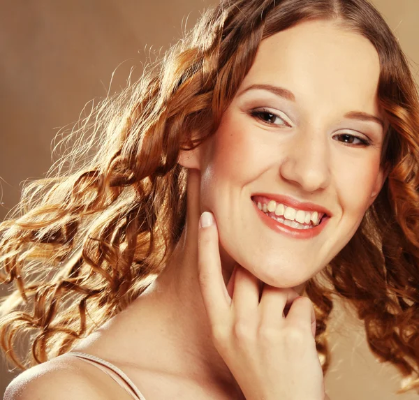 Kıvırcık saçlı güzel bir genç kadın..