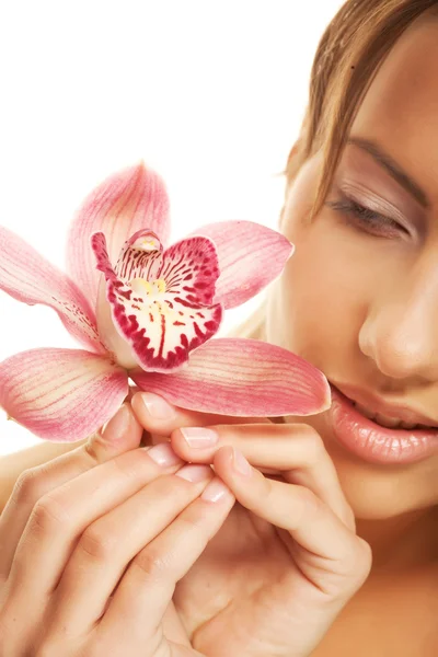 Mädchen hält Orchideenblume in den Händen — Stockfoto