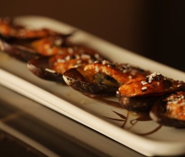 Lezzetli pişirilmiş midyeler.