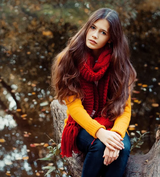 Giovane donna sorridente nel parco d'autunno — Foto Stock