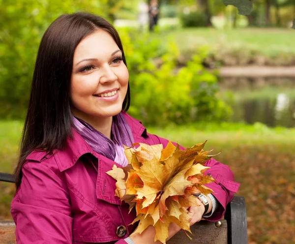 Młoda elegancka kobieta z jesiennymi liśćmi — Zdjęcie stockowe