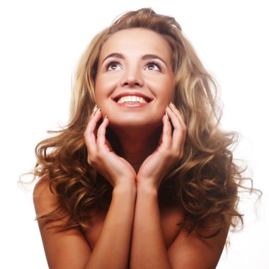 Kıvırcık saçlı güzel bir kadın.