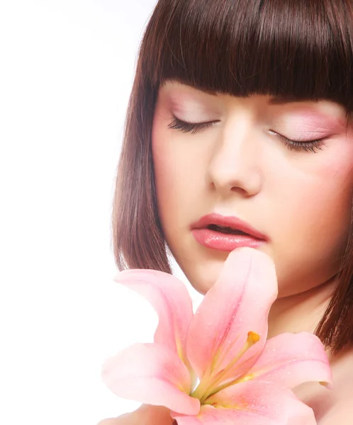 Hermosa mujer con flor rosa — Foto de Stock