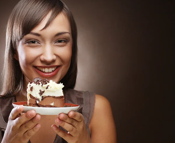 Mujer joven con un pastel y café — Foto de Stock