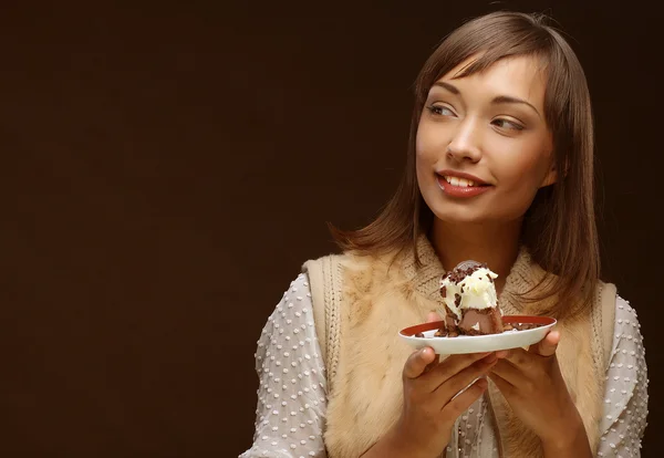 Jonge vrouw met een taart — Stockfoto