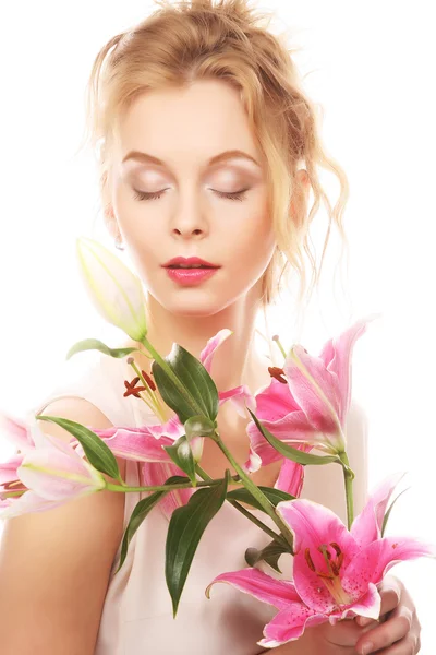 Junge Frau mit rosa Lilie — Stockfoto