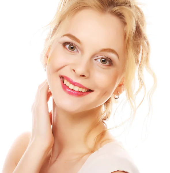 Krásná mladá žena se usmívá — Stock fotografie