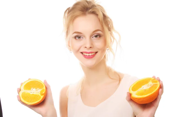Счастливая женщина с апельсином — стоковое фото