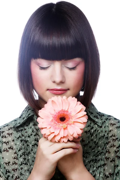 Vakker kvinne med rosa blomst – stockfoto