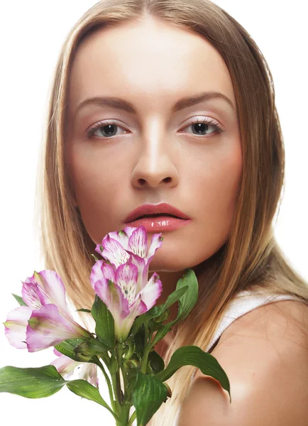 Jovem mulher feliz com flores rosa — Fotografia de Stock