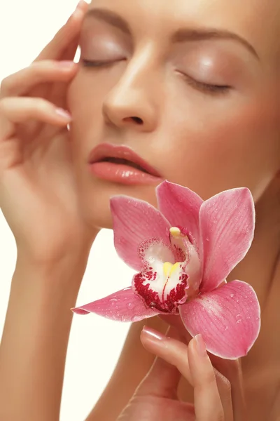 Hermosa chica con flor de orquídea . — Foto de Stock