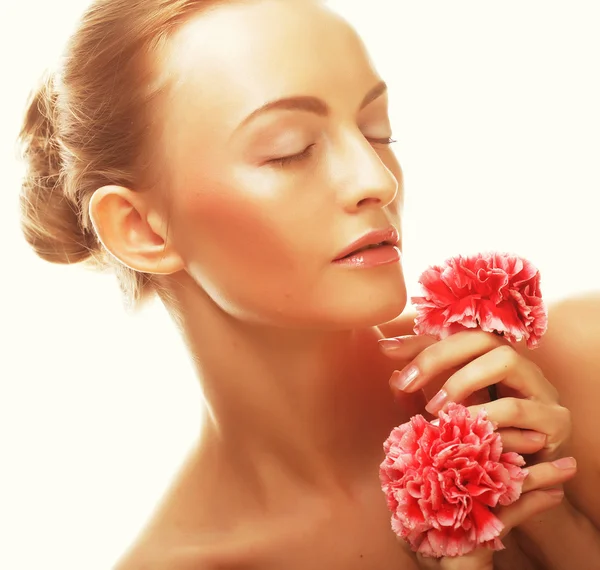 Jovem mulher feliz com flores rosa — Fotografia de Stock