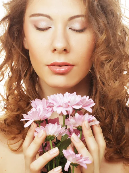 Blond flicka med rosa blomma på vit bakgrund — Stockfoto