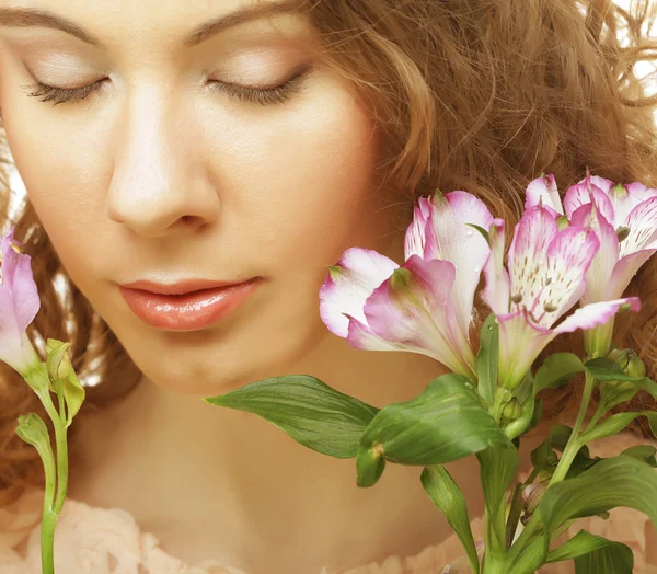 Blondes Mädchen mit rosa Blume auf weißem Hintergrund — Stockfoto