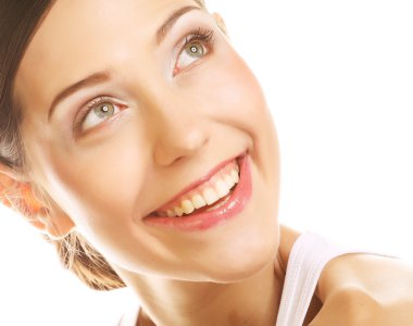 Gülümseyen güzel genç kadın.