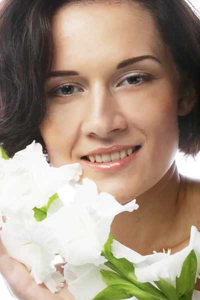 Kvinna med gladiolus blommor i händerna — Stockfoto