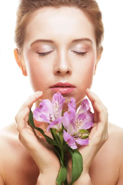 Hermosa mujer con flor rosa — Foto de Stock