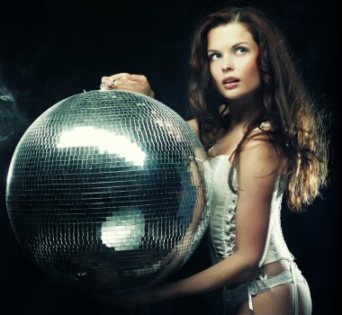 Disko topuyla yanıp tutuşan dansçı kız.