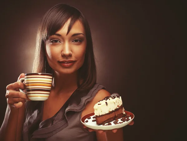 Young woman with a cake and coffee — Stock Photo, Image