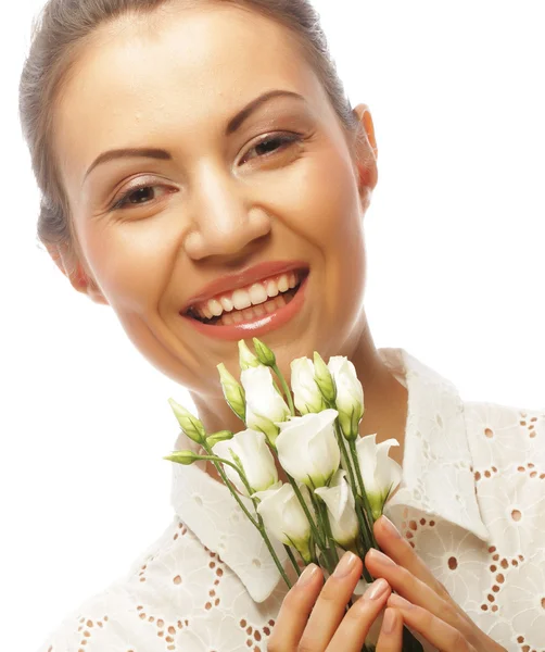 흰 꽃과 아름 다운 여자 — 스톡 사진