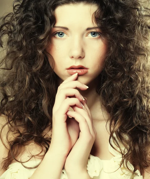 Imagem de bela jovem com cabelo encaracolado — Fotografia de Stock