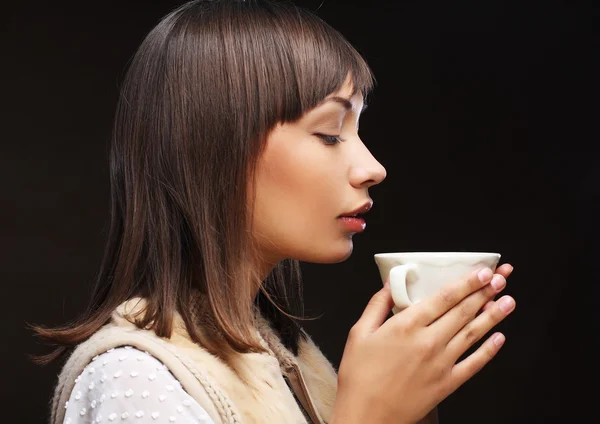 Belle femme buvant du café — Photo