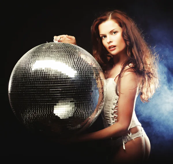 Táncos lány füstben disco ball — Stock Fotó