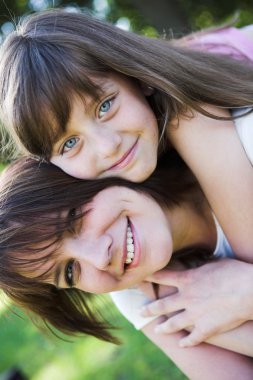 Anne ve kızı parkta.