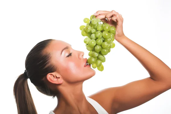 Vrouw met groene druif — Stockfoto