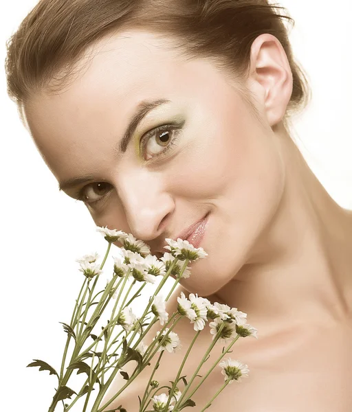 Bella giovane donna con fiore di gerbero — Foto Stock