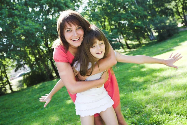 Mor och dotter leende utomhus. — Stockfoto