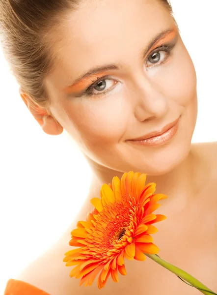 Bella giovane donna con fiore di gerbero — Foto Stock