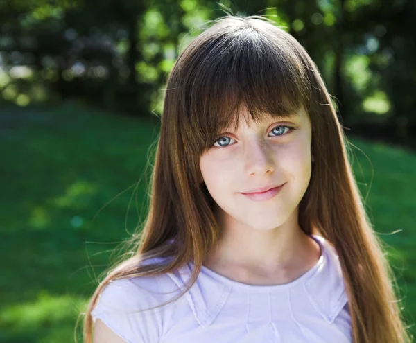 Pequena menina sorridente retrato de verão — Fotografia de Stock