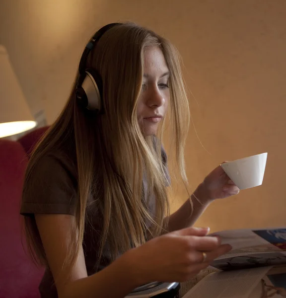 Schöne Frau, die Musik im Kopfhörer hört — Stockfoto