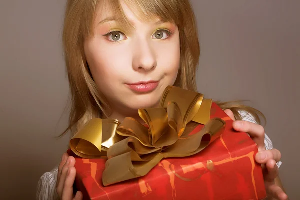 Teenager-Mädchen mit Geschenkbox — Stockfoto
