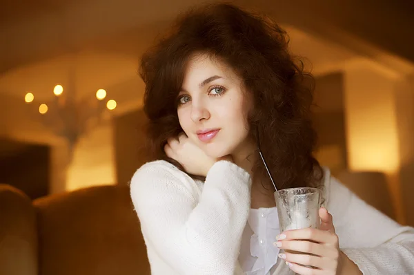 Mujer joven disfrutando de café con leche en la cafetería — Foto de Stock