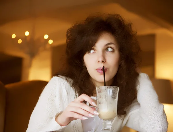 Mujer joven disfrutando de café con leche en la cafetería — Foto de Stock