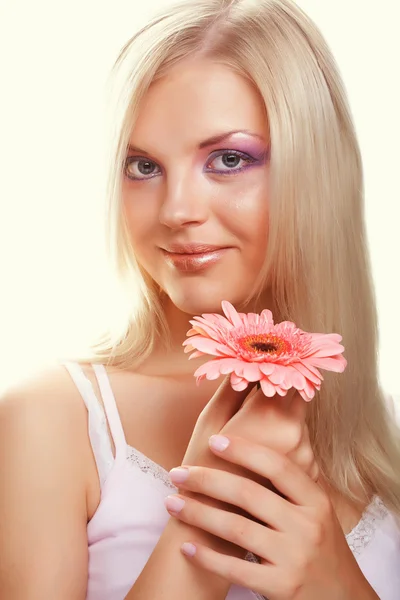 Bella giovane donna con fiore di gerbero — Foto Stock