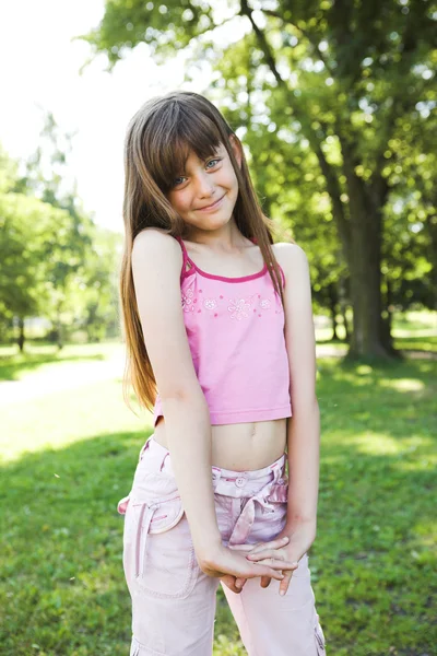 Pequena menina sorridente retrato de verão — Fotografia de Stock